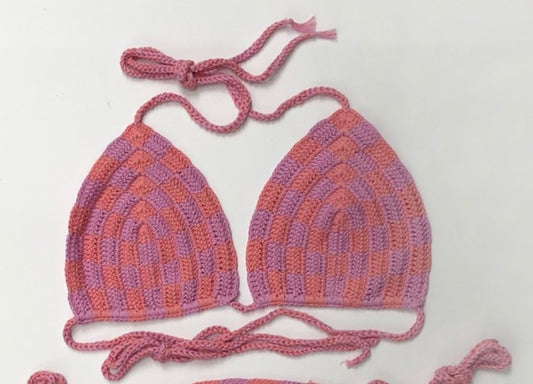 Haut de bikini en crochet à carreaux roses